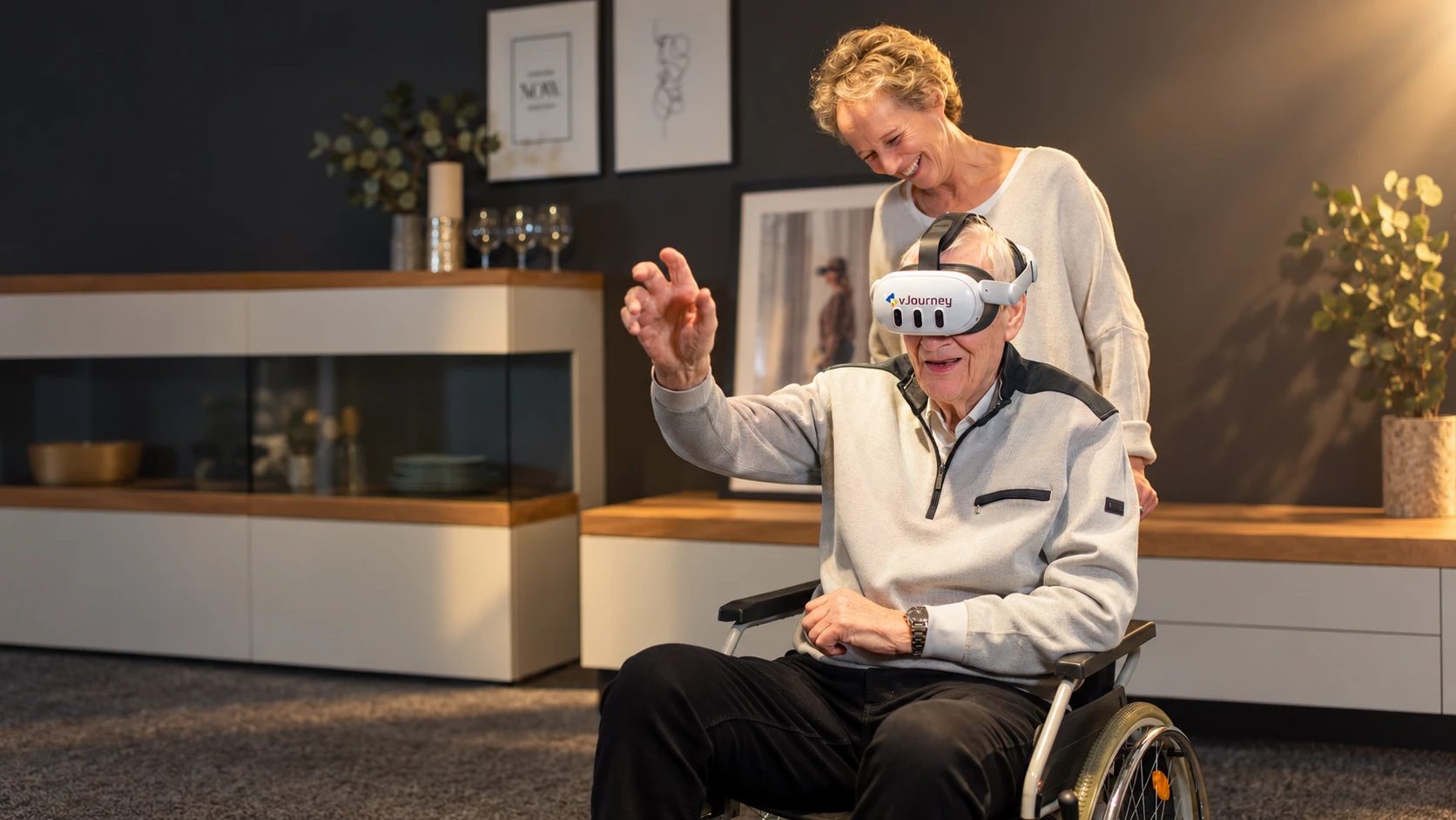 Senior im Rollstuhl erlebt mit vJourney-Brille eine virtuelle Reise, eine Frau steht lächelnd hinter ihm